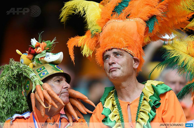 [Photo] Cổ động viên Hà Lan đội cà rốt lên đầu cổ vũ đội nhà ảnh 1