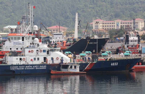 Hai tàu Cảnh sát biển 2012 và 4033 của Việt Nam, bị hư hại do tàu Trung Quốc đâm vào trên vùng biển Hoàng Sa của Việt Nam, đã được các kỹ sư, công nhân của Tổng Công ty Sông Thu (Bộ Quốc phòng) hoàn thành việc khắc phục, sửa chữa các hư hại, sẵn sàng lên đường làm nhiệm vụ. (Ảnh: Trần Lê Lâm - TTXVN) Chuyên gia Mỹ: Trung Quốc chỉ chờ Việt Nam thiếu kiềm chế ảnh 1