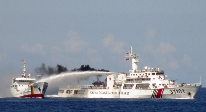 Việc tàu Trung Quốc sử dụng vòi rồng uy hiếp tàu Việt Nam cũng là hành động vi phạm Luật Biển (Nguồn: Cảnh sát biển Việt Nam) Chuyên gia Mỹ: Trung Quốc chỉ chờ Việt Nam thiếu kiềm chế ảnh 2