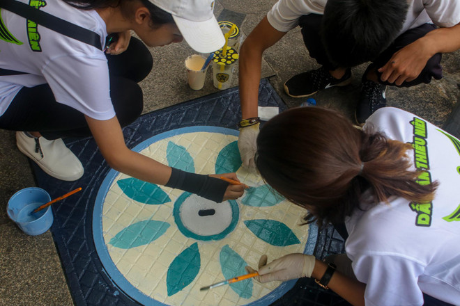 Thiếu niên Hà Nội hào hứng vẽ nắp cống nhằm "Tô đẹp Hồ Gươm" ảnh 1