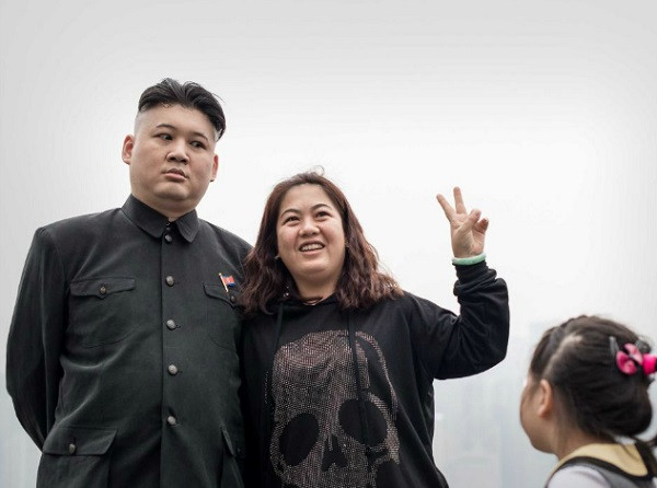 Làm mọi người sửng sốt vì có ngoại hình giống ông Kim Jong-Un ảnh 1