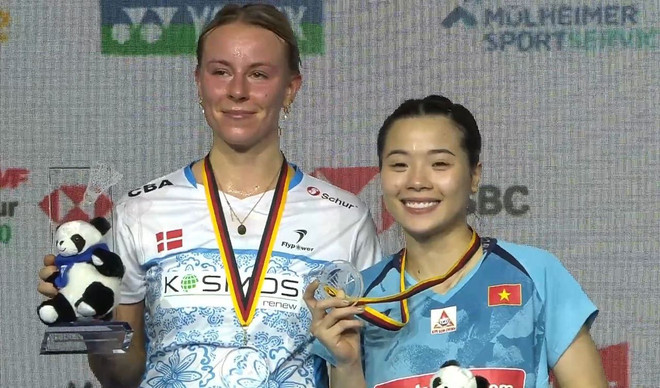 Thùy Linh (phải) và Mia Blichfedt trên bục vinh quang (Nguồn: Badminton Talk) thuy linh.jpg