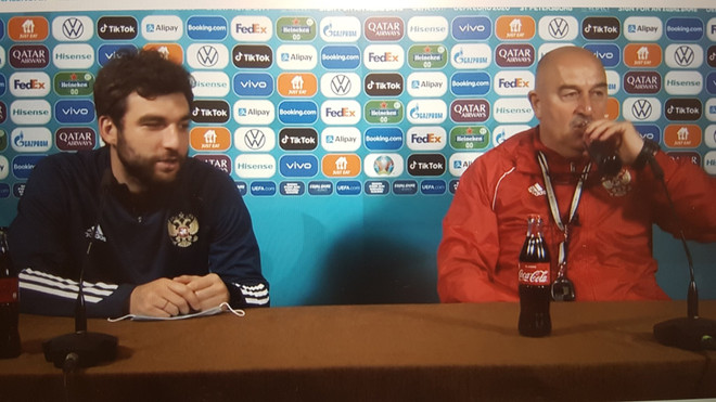 HLV Cherchesov thoải mái uống Coca sau vụ Ronaldo tẩy chay nước ngọt ảnh 1