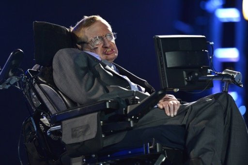 Stephen Hawking bị bệnh bại liệt, nhưng được coi là bộ óc vĩ đại nhất hiện nay (Nguồn: AFP) Albert Einstein đã sai, không có hố đen trong vũ trụ? ảnh 2