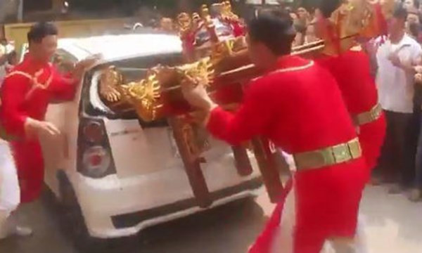 Chuyện mạng tuần qua: Từ đám rước kiệu đến cô người mẫu ảnh 1