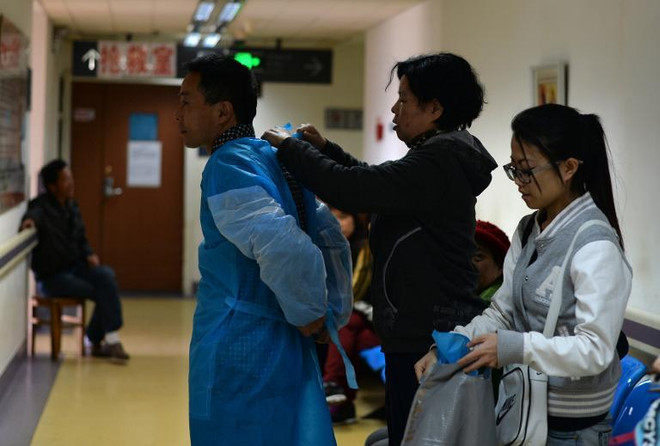 Dân Côn Minh xếp hàng hiến máu cứu nạn nhân khủng bố ảnh 1