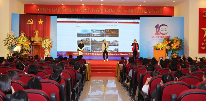 Trình diễn RapNewsPlus về quan hệ Việt-Pháp tại phố đi bộ Hồ Gươm ảnh 1