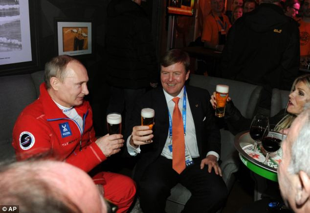 Tổng thống Nga Putin ôm mừng VĐV đồng tính ở Sochi ảnh 1