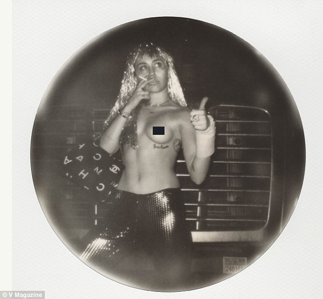 Miley Cyrus để ngực trần hóa thân "cô gái hippie nhơ nhuốc" ảnh 2