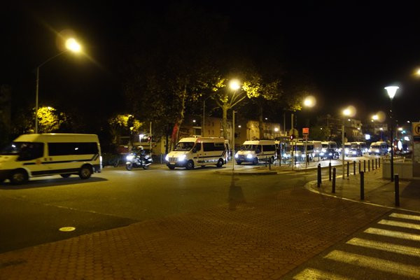 Pháp mở chiến dịch trấn áp, bắt hàng loạt nghi phạm trên cả nước ảnh 1