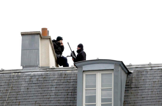 Pháp bắt được cả bệ phóng rocket khi tấn công nhà nghi can ảnh 1