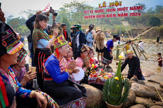 Bà mo Lường Thị Sao May chủ trì lễ tế ở bờ suối. (Ảnh: Hoài Nam/Vietnam+) vnp_ minh hoa.jpg