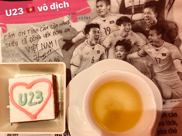 Quốc ca rền vang trên chuyến bay sang Thường Châu cổ vũ U23 Việt Nam ảnh 1