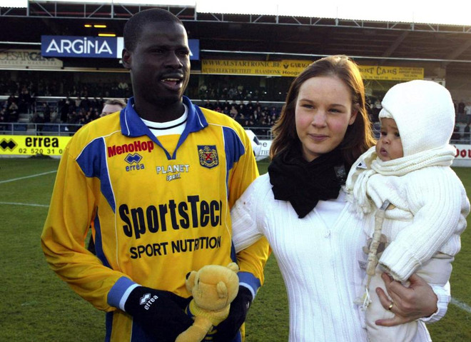 Eboue đã bị cô vợ cũ người Bỉ Aurelie lấy hết tài sản (Nguồn: Mirror) Thất nghiệp, ngủ sàn nhà, cựu sao Arsenal Eboue từng nghĩ đến tự sát ảnh 1