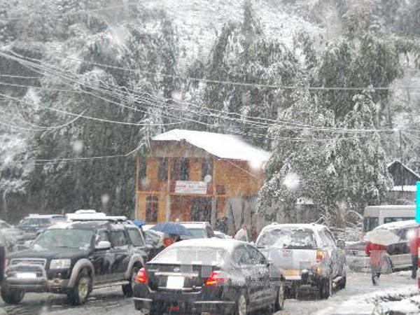 Tuyết rơi ngày càng dày ở Sa Pa làm nghẽn giao thông ảnh 1