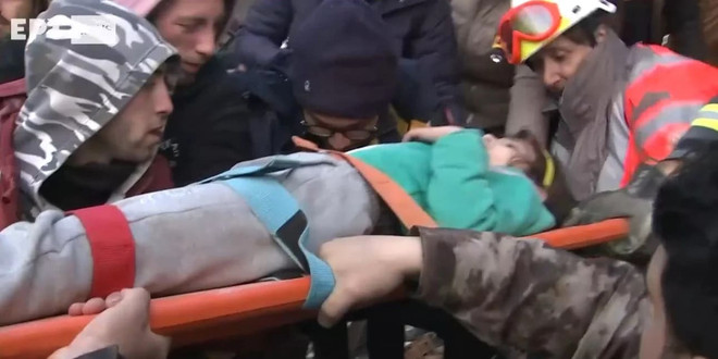 Nhân viên cứu hộ bật khóc khi giải cứu bé gái 6 tuổi từ đống đổ nát ảnh 1