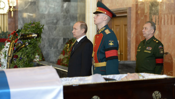 Tổng thống Nga Vladimir Putin tới viếng Kalashnikov tại một nhà tang lễ quân đội ở Moskva tháng 12/2013 (Nguồn: RIA) “Súng AK-47 huyền thoại ra đời là nhằm bảo vệ Tổ quốc” ảnh 1