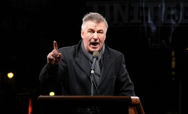 Alec Baldwin nhại Tổng thống Mỹ sắp nhậm chức Donald Trump ảnh 1