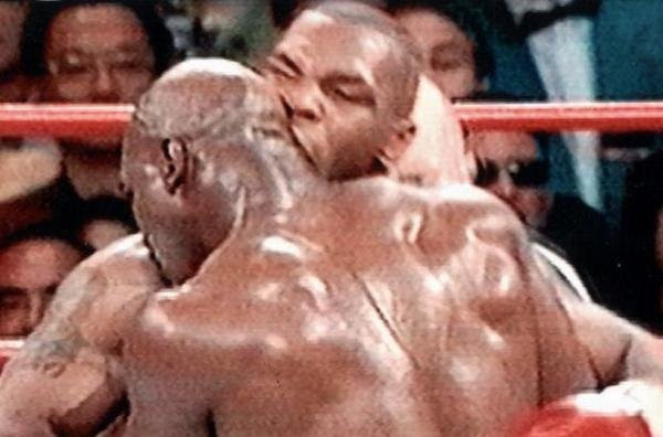 [Video] Những vụ "cắn nhau" trong lịch sử thể thao thế giới ảnh 1