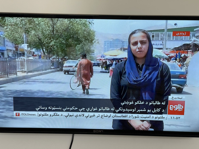 Nữ phóng viên kênh TOLONews dẫn hiện trường ở Kabul. Quan chức Taliban gây bất ngờ khi trả lời phỏng vấn của nữ