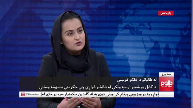 Phát thanh viên nữ của kênh TOLONews thực hiện phỏng vấn một quan chức của Taliban. Quan chức Taliban gây bất ngờ khi trả lời phỏng vấn của nữ