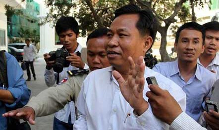 Cựu thị trưởng Campuchia bắn bị thương 3 công nhân ra đầu thú ảnh 1