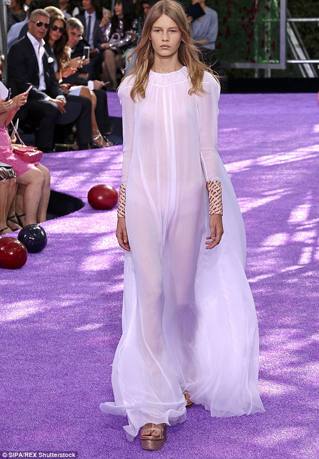 Câu chuyện “Lọ Lem thời hiện đại” của cô người mẫu 14 tuổi ảnh 1