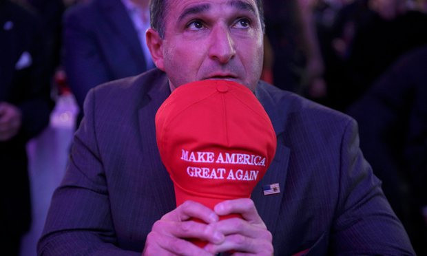 Một người ủng hộ Donald Trump hồi hộp chờ kết quả Chứng khoán Mỹ sụt mạnh vì "nỗi sợ Donald Trump thắng cử" ảnh 1