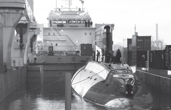 Năm kỹ sư Nga “hộ tống” tàu ngầm Kilo về Cam Ranh ảnh 1