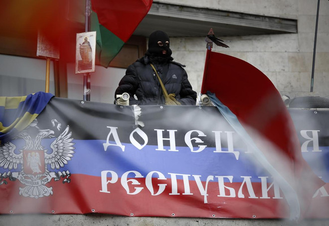 Một người đàn ông bịt mặt thuộc phe ly khai Ukraine ở Donetsk (Nguồn: AFP) Ukraine: Phe ly khai chiếm doanh trại quân đội tại Donetsk ảnh 1