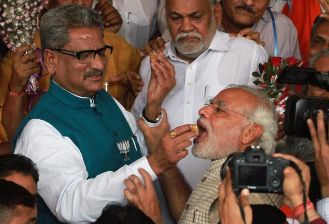 Lãnh đạo BJP Narendra Modi ăn bánh mừng chiến thắng (Nguồn: AP) Kết quả chính thức bầu cử Ấn Độ: Đảng BJP giành chiến thắng ảnh 1