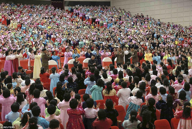 Phụ nữ khóc nức nở khi được chụp ảnh chung với ông Kim Jong Un ảnh 3