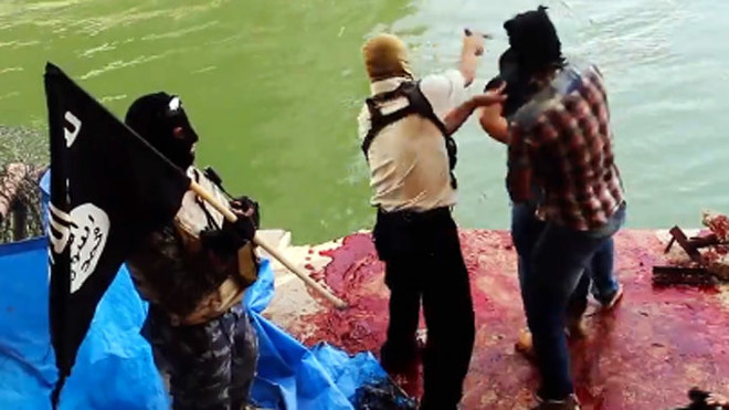 Cảnh chiến binh IS bắn vào đầu một binh sỹ Iraq gây chấn động ảnh 1