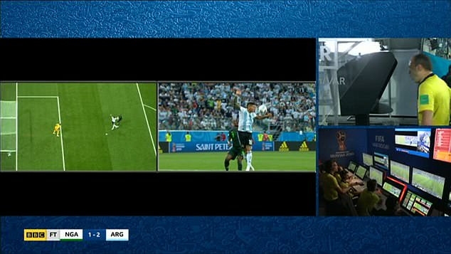 Vì sao trọng tài không cho Nigeria hưởng penalty dù bóng chạm tay Rojo ảnh 1