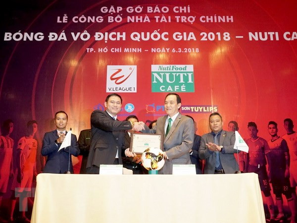 Ông Trần Anh Tú và đại diện VPF tại lễ công bố nhà tài trợ V-League 2018. (Ảnh: Quang Nhựt/TTXVN) Chủ tịch VPF chia sẻ "gan ruột" về việc nắm giữ nhiều chức vụ ảnh 1