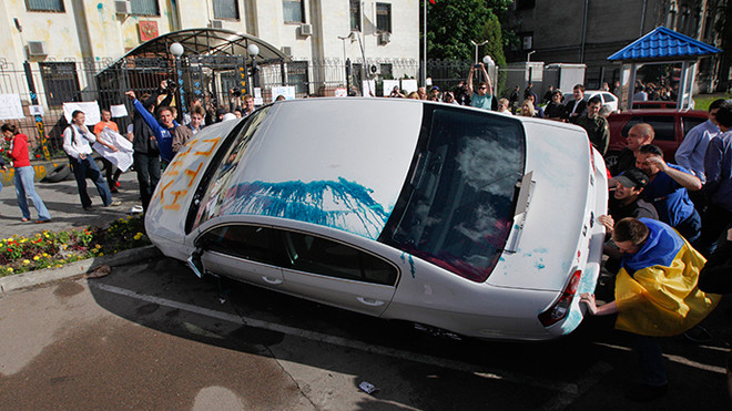 Hai nhân viên Đại sứ quán Nga tại Ukraine "mất tích" ảnh 1