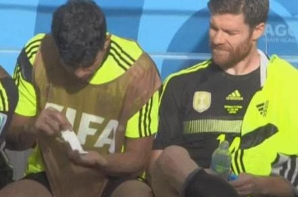 Diego Costa "waxing" cho Xabi Alonso trên băng ghế dự bị ảnh 1