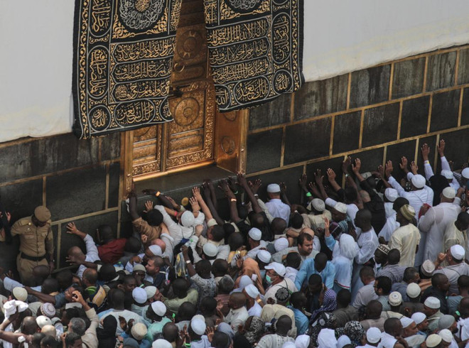 Người hành hương chạm tay vào Kaaba trong lễ hành hương Hajj về Thánh địa Mecca (Nguồn: AP) Giẫm đạp kinh hoàng tại Thánh địa Mecca, 500 người thương vong ảnh 1