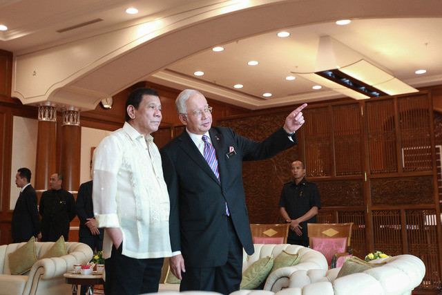 Tổng thống Philippines Duterte (trái) và Thủ tướng Malaysia Najib Razak (Nguồn: Rappler) Tổng thống Philippines Duterte hát 'Shalala' cùng Thủ tướng Malaysia ảnh 1