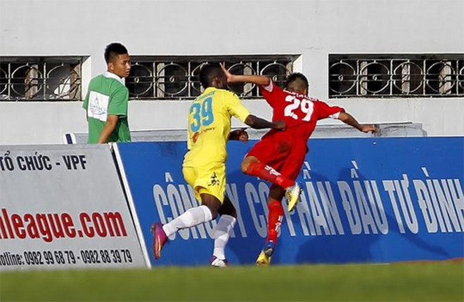 Văn Nam bị treo giò tới hết giải sau màn "đấu võ" với Samson ảnh 1