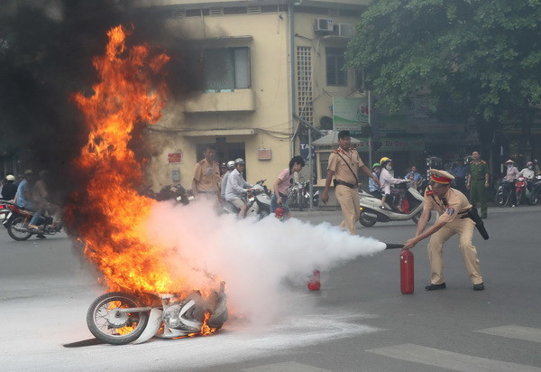 Xe máy đang đi bất ngờ bốc cháy dữ dội giữa trời nắng ảnh 2