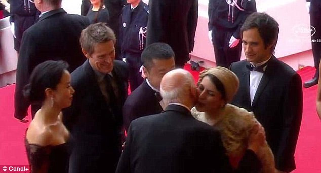 Iran phẫn nộ vì nữ diễn viên hôn má đồng nghiệp ở LHP Cannes ảnh 1