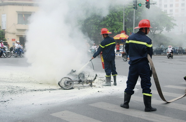 Xe máy đang đi bất ngờ bốc cháy dữ dội giữa trời nắng ảnh 3