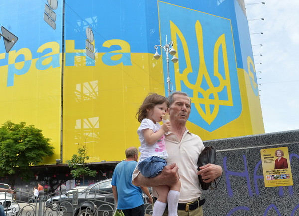 Cử tri Ukraine bắt đầu đi bỏ phiếu bầu Tổng thống trước hạn ảnh 1