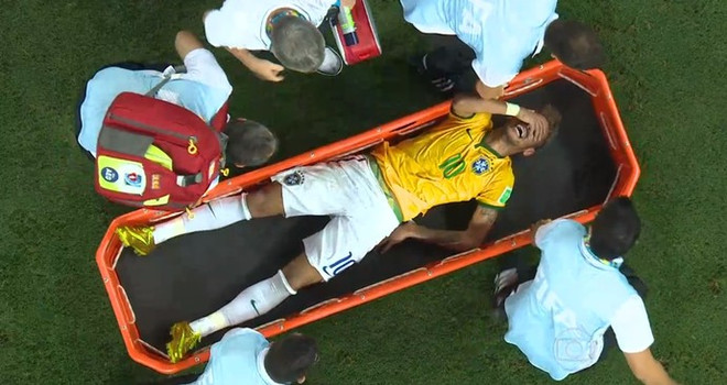 Neymar rời sân bằng cáng và được đưa thẳng tới bệnh viện ảnh 1
