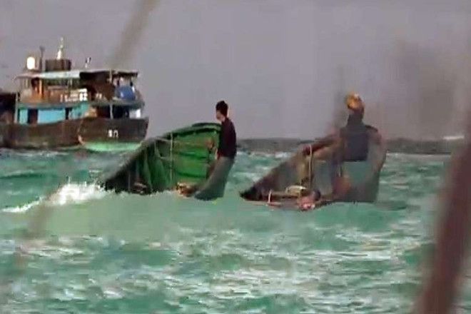 Cận cảnh ngư dân Trung Quốc tàn phá rạn san hô ở Biển Đông ảnh 1