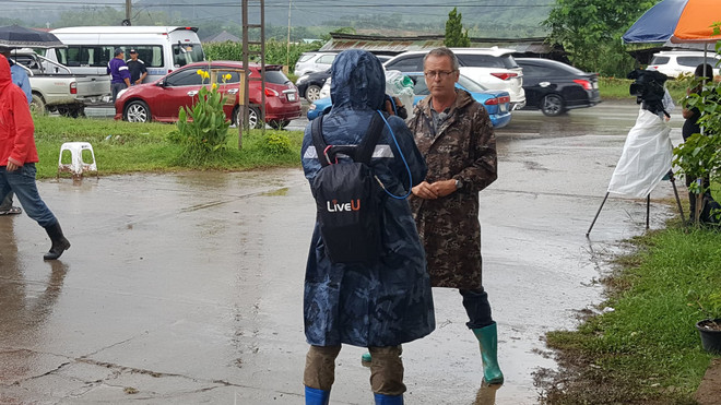 Hàng trăm phóng viên quốc tế chờ điều thần kỳ từ hang Tham Luang ảnh 9