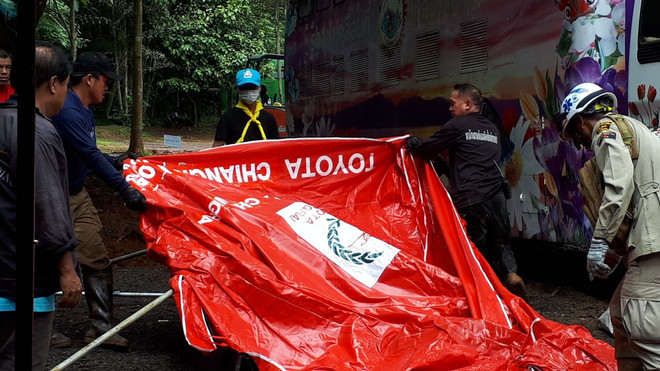 Hàng trăm phóng viên quốc tế chờ điều thần kỳ từ hang Tham Luang ảnh 2