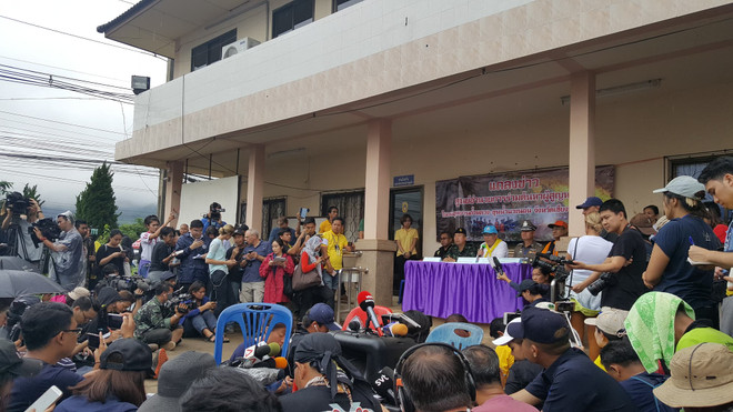 Hàng trăm phóng viên quốc tế chờ điều thần kỳ từ hang Tham Luang ảnh 4