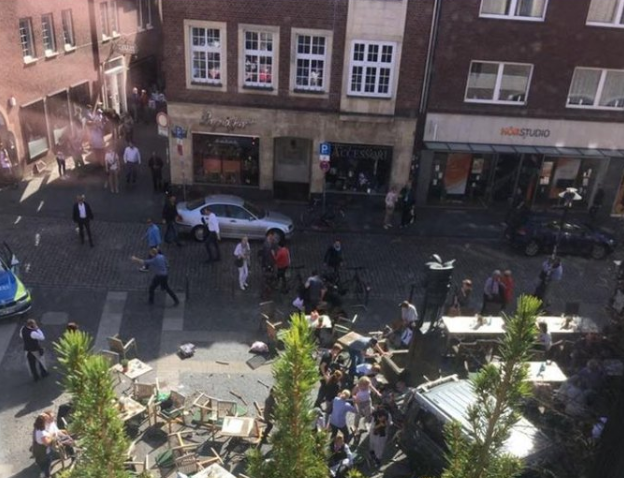 Đức: Lại xảy ra vụ ôtô lao vào đám đông, đã có người chết ảnh 1